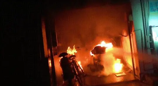 山西一住宅樓電動(dòng)車(chē)起火，濃煙大火封死樓道口...電動(dòng)車(chē)充電隱患重重
